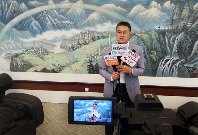 青島沃富新能源科技有限公司鄭總接受各大媒體的采訪，青島沃富新能源科技有限公司