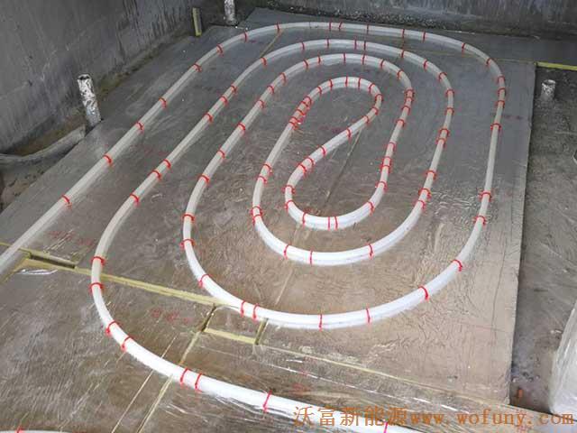 青島德沃幼兒園空氣源熱泵項(xiàng)目施工案例地暖施工、主機(jī)施工，空氣源熱泵項(xiàng)目調(diào)試成功，項(xiàng)目展示實(shí)例——空氣源熱泵地暖鋪管3