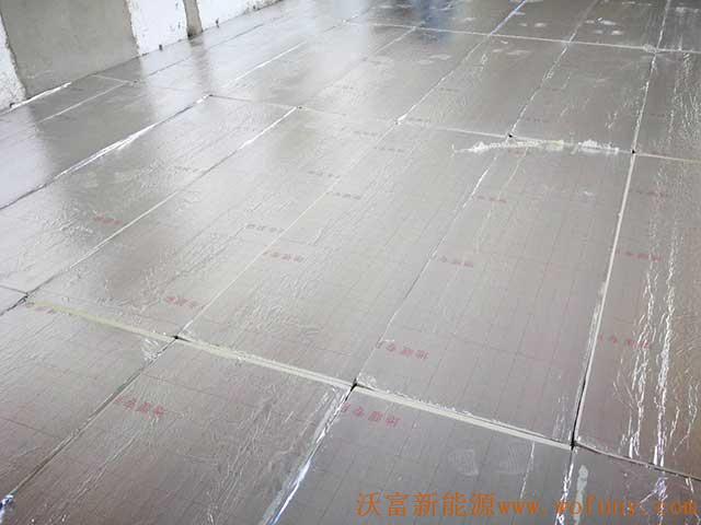 青島德沃幼兒園空氣源熱泵項(xiàng)目施工案例地暖施工、主機(jī)施工，空氣源熱泵項(xiàng)目調(diào)試成功，項(xiàng)目展示實(shí)例——空氣源熱泵地暖鋪管4
