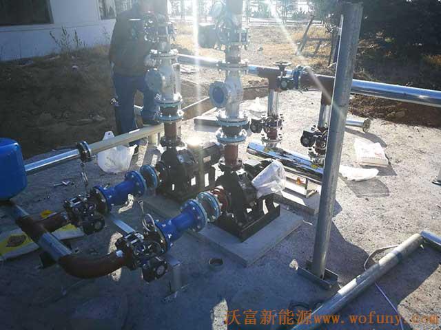 青島德沃幼兒園空氣源熱泵項(xiàng)目施工案例地暖施工、主機(jī)施工，空氣源熱泵項(xiàng)目調(diào)試成功，項(xiàng)目展示實(shí)例——空氣源熱泵管路連接